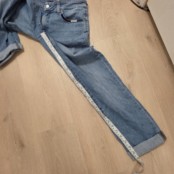 NYDJ Light Wash Stretch Boyfriend Embroidered Mid-Rise Cropped Jeans Size 6 - Picture 10 of 10
